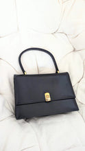 Charger l'image dans la galerie, Sac vintage en cuir bleu marine élégant avec boucle dorée