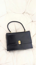 Charger l'image dans la galerie, Sac vintage en cuir bleu marine élégant avec boucle dorée