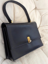 Charger l'image dans la galerie, Sac vintage en cuir bleu marine élégant avec boucle dorée