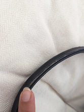 Charger l'image dans la galerie, Sac vintage en cuir bleu marine élégant avec boucle dorée