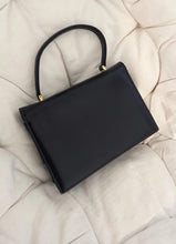 Charger l'image dans la galerie, Sac vintage en cuir bleu marine élégant avec boucle dorée