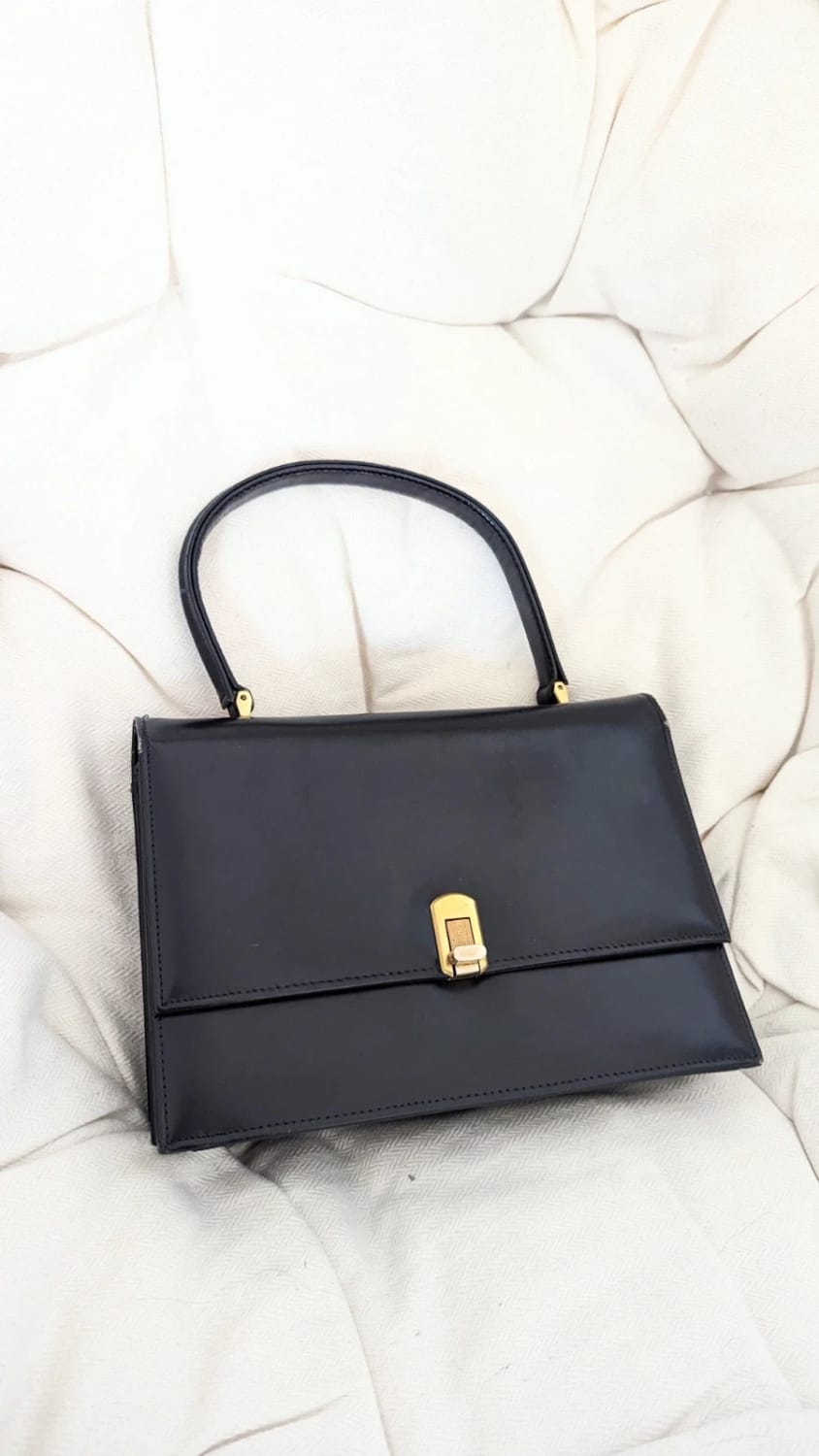 Sac vintage en cuir bleu marine élégant avec boucle dorée
